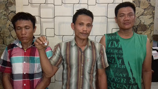 Ketiga tersangka narkoba di Asahan. Ketiga tersangka narkoba di Asahan.