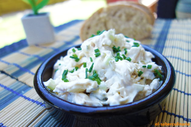 ensalada de pollo con salsa cremosa para sandwich