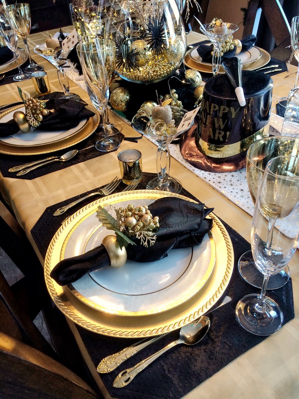 Dining Delight: New Year's Eve Gold & Black Tablescape