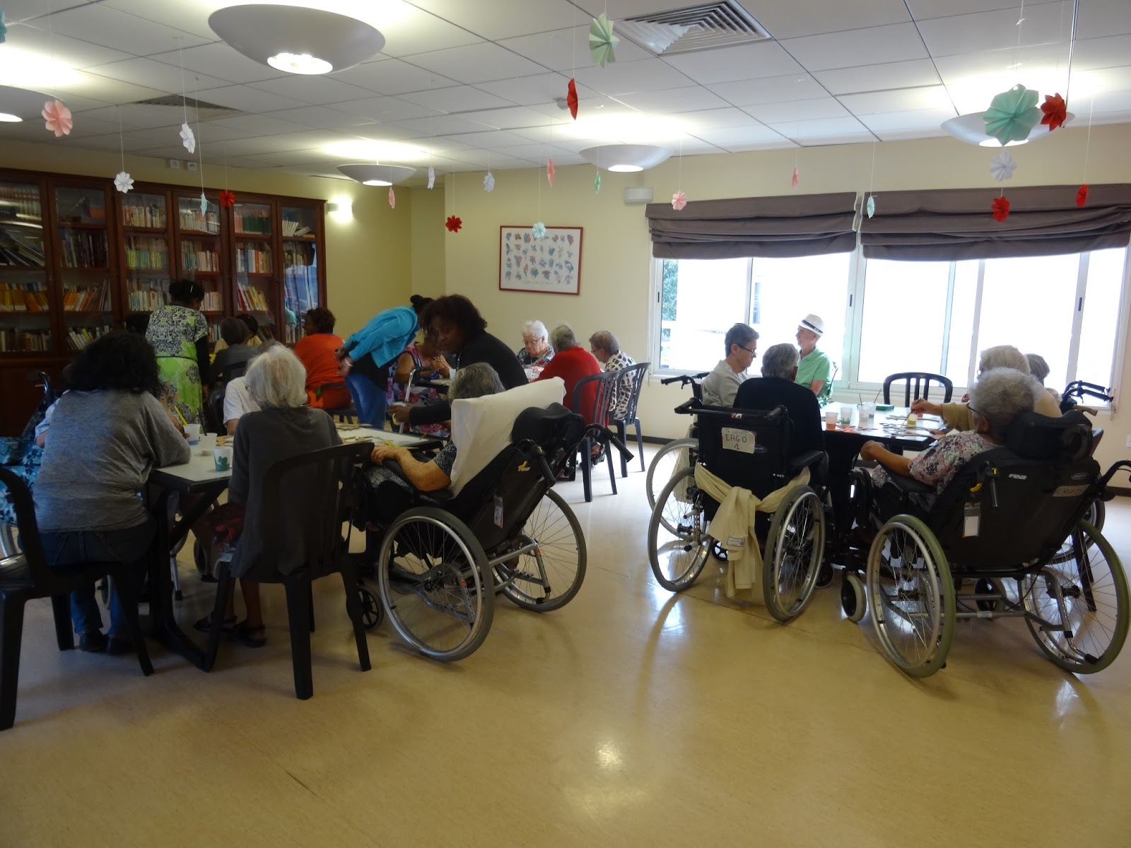 Plus que femme: Activité manuelle-maison de retraite