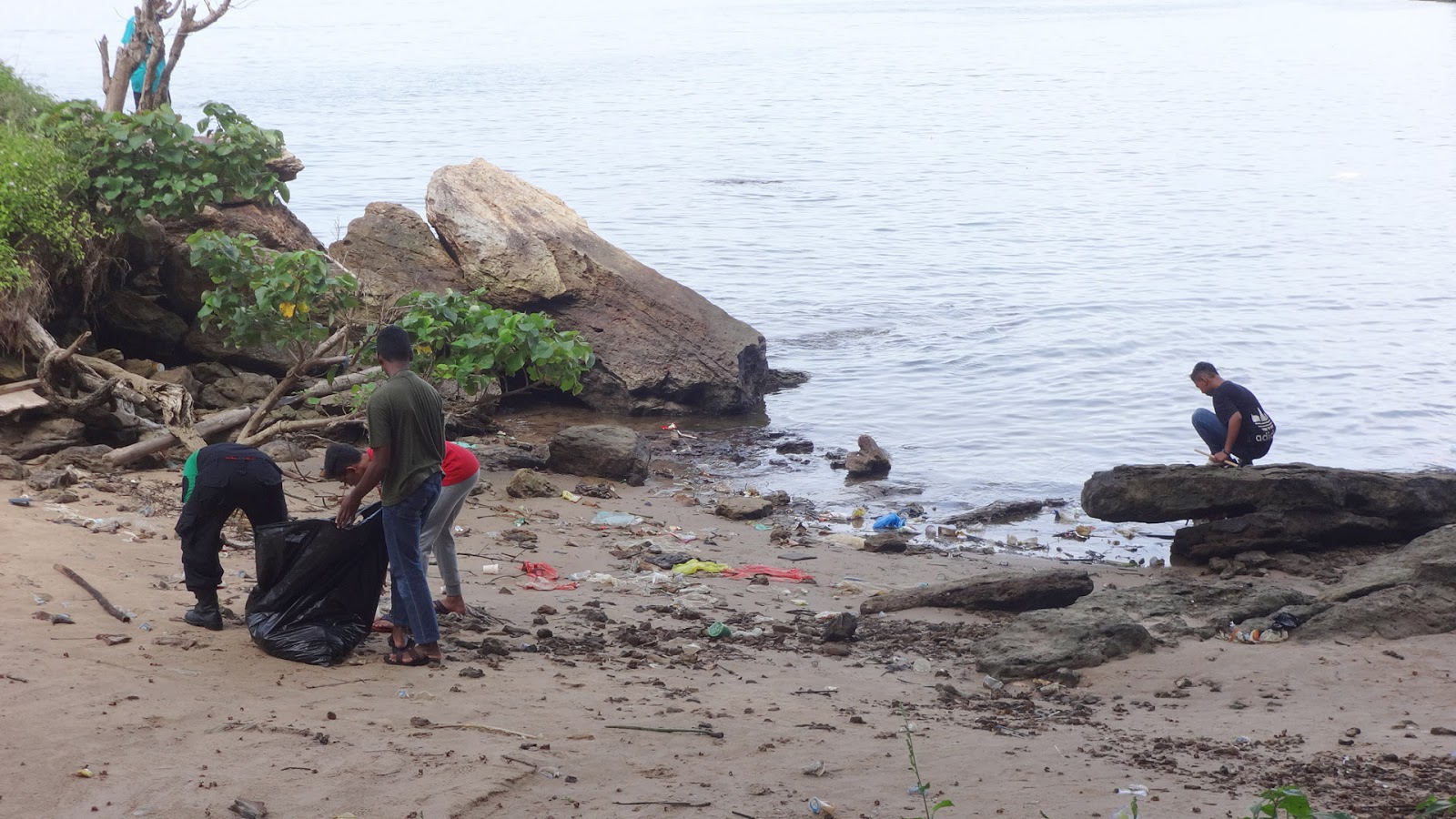 Bersih-bersih di sekitar Pantai Batu-Batu Banua Patra Balikpapan, Minggu (8/1/). Foto: LINES