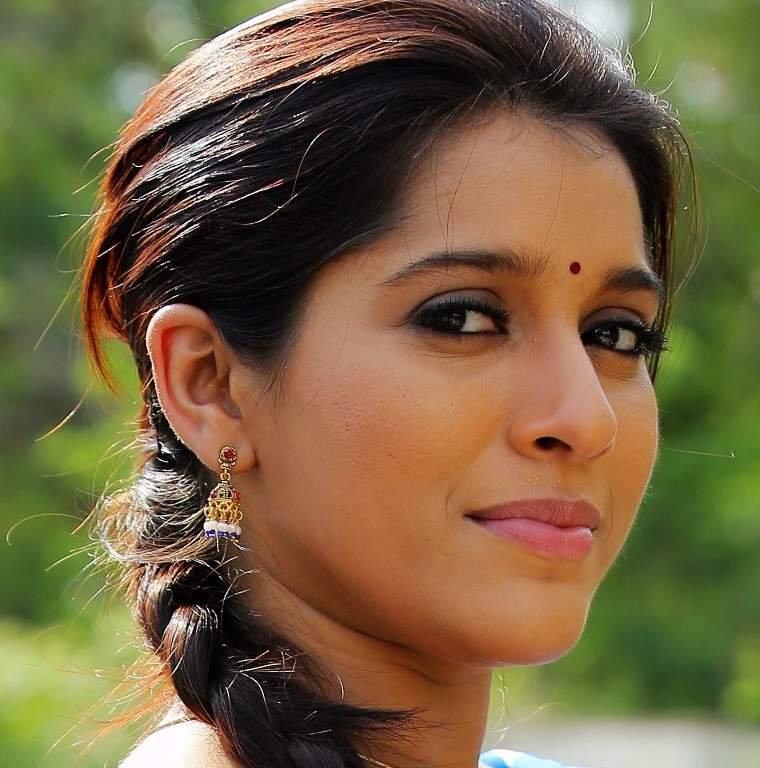 Beautiful Telugu TV Anchor Rashmi Gautam Face Close Up Photos