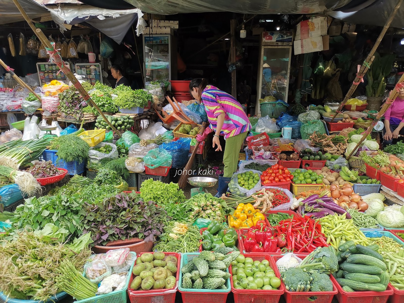 Things to See & Eat at Historic Cho Dong Ba Market in Hue |Tony Johor ...