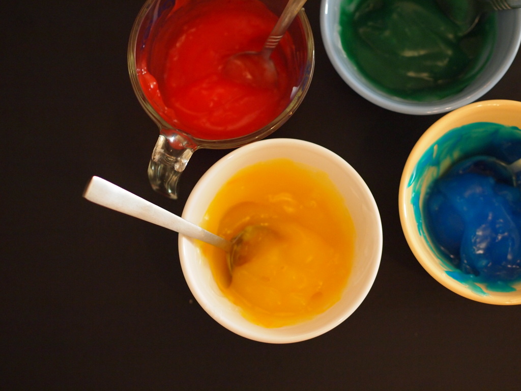 paint in ziplock bolsas taped to window