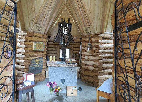 Kaplica Matki Bożej Królowej Gorców na Polanie Rusnakowej. Kaplica Matki Bożej Królowej Gorców na Polanie Rusnakowej.