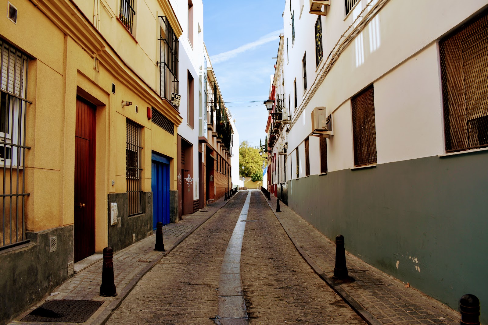 Calle angosta en Sevilla