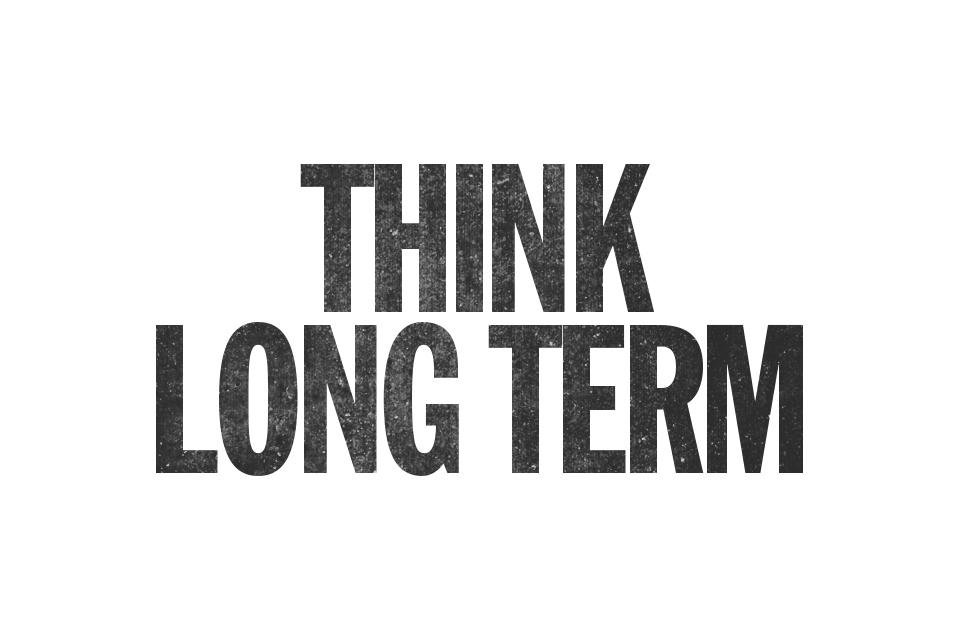 бизнесмен в небоскребе. постановка целей. Think long. вебинар про инвестирование. Vechain.