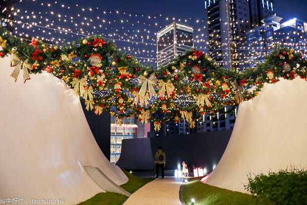2019台中國家歌劇院魔幻曲牆光影秀、空中花園耶誕燈飾，免費參觀