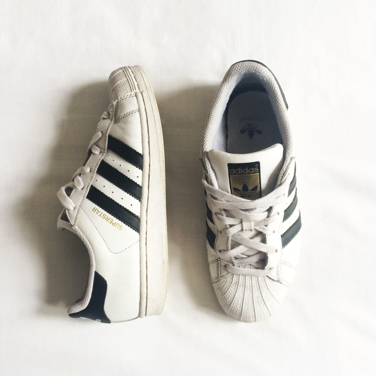 black and white adidas superstar trainers sneakers fashion blogger