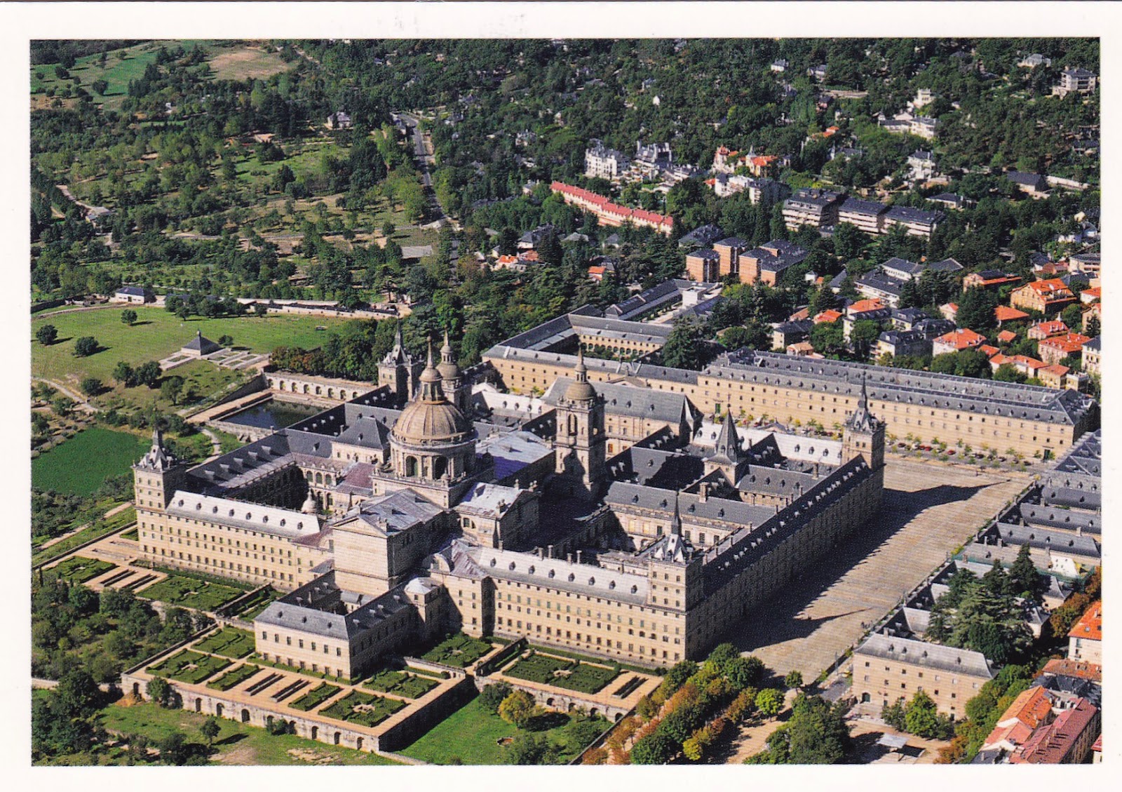 Королевский дворец в мадриде. Эскориал замок испания. Монастырь сан лоренсо дель эскориал. Монастырь сан лоренсо дель эскориал. Дворец-монастырь эскориал.