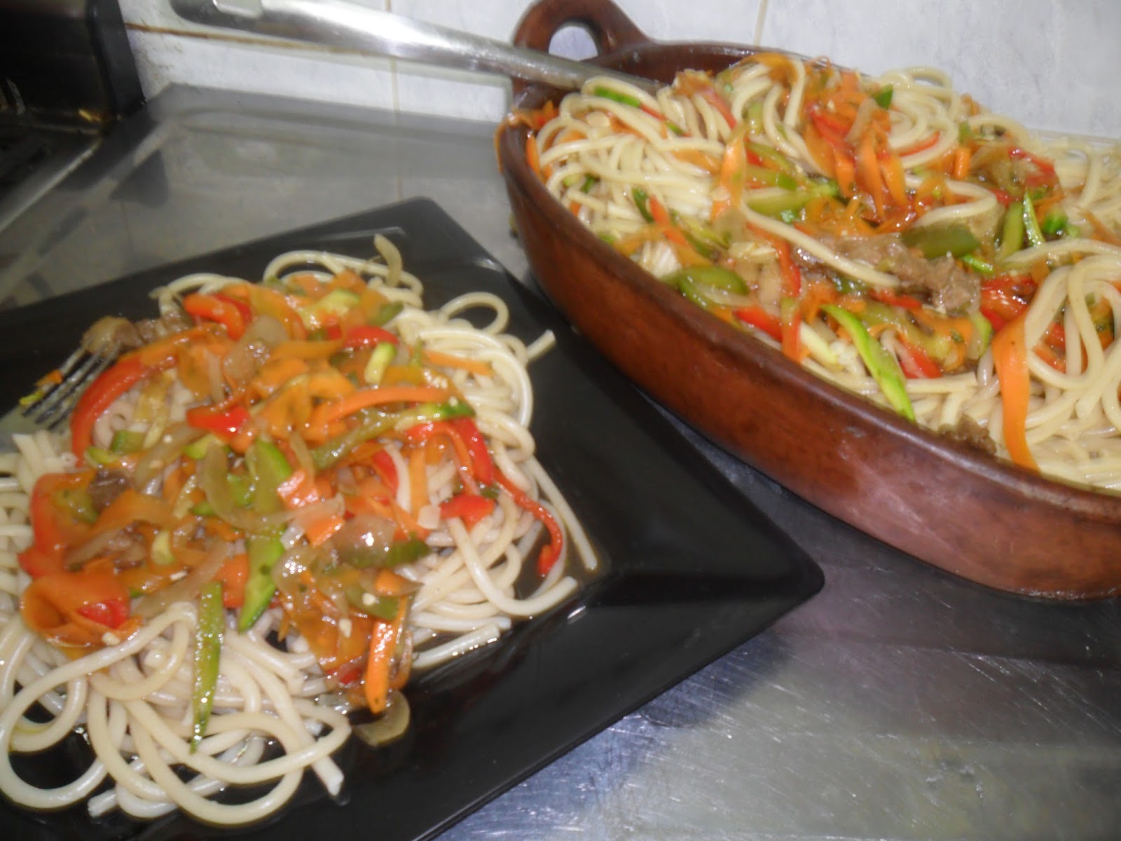Pasta con vegetales salteados con salsa de soya