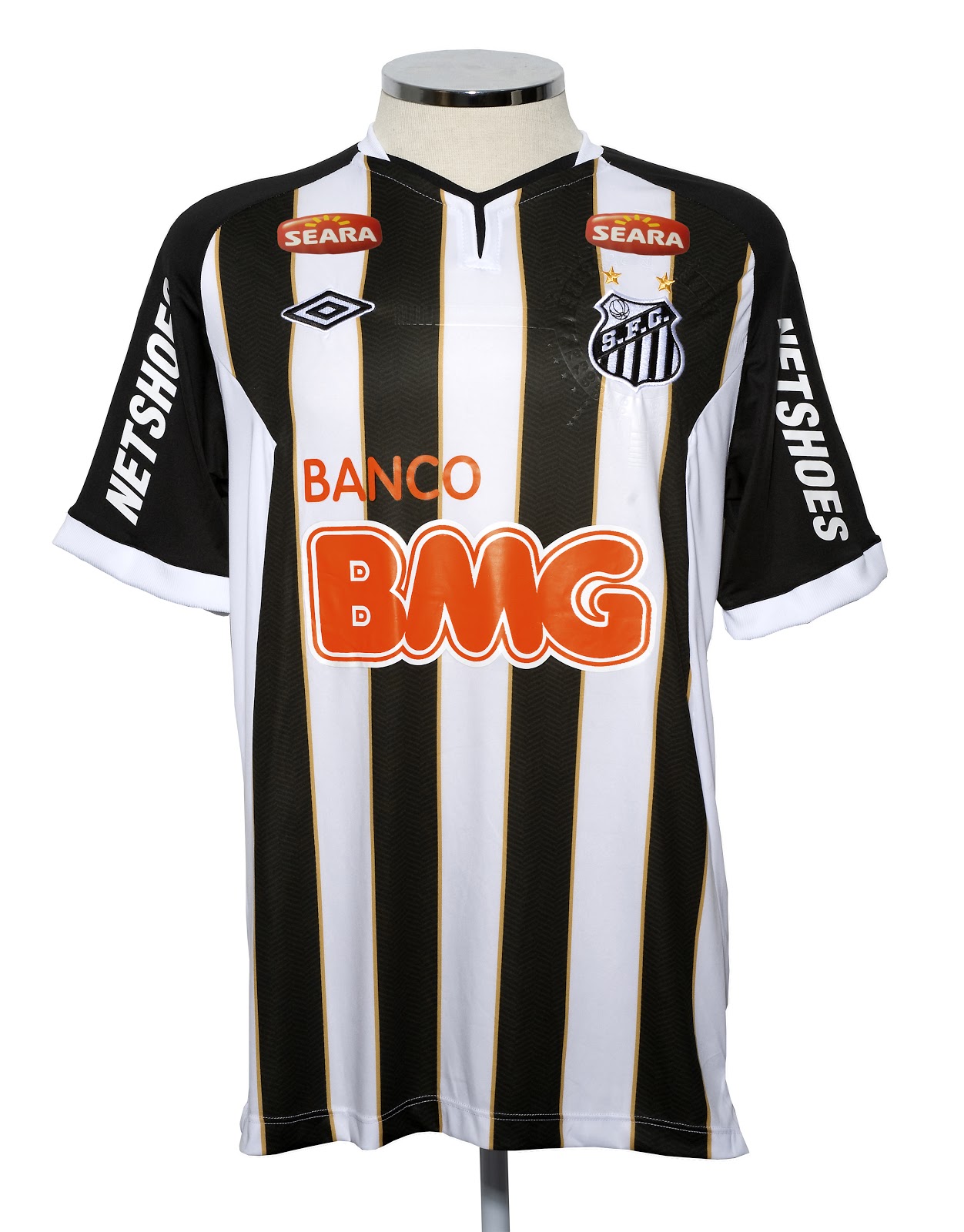 Santos divulga camisa com coroa dourada em homenagem ao rei Pelé