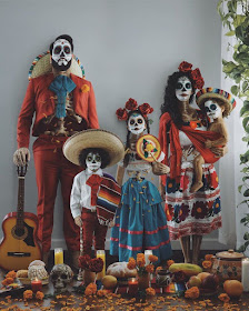 04-El-Dia-De-Los-Muertos-Vanessa-Family-Photos-Surreal-Worlds-www-designstack-co