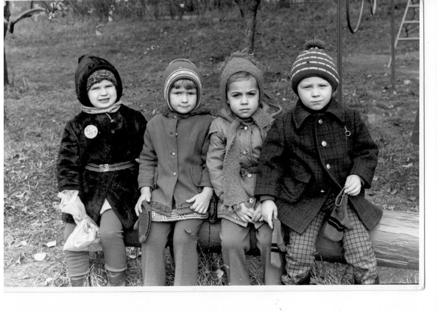 Дети ссср какого года. Зимняя одежда советских детей. Советское детство. Детство советских детей. Советское детство осень.