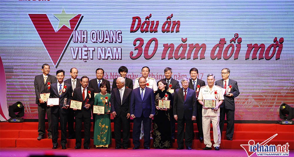 Thủ tướng và đại diện 12 tập thể tiêu biểu được tôn vinh trong chương trình "Vinh quang Việt Nam Dấu ấn 30 năm đổi mới"