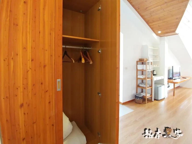 苗栗飛牛牧場親子住宿|牧場原墅家庭房|森林芬多精相伴的童趣屋