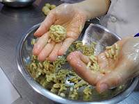Rebozando de piñones Rebozando de piñones.