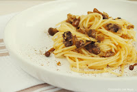 Spaguettis con crujiente de setas y pan