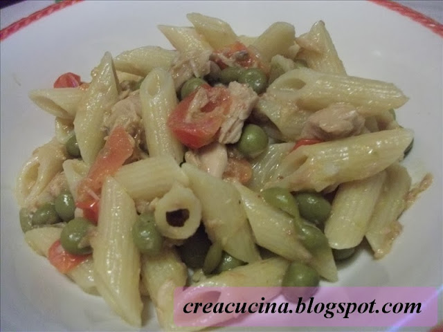 pasta al tonno, piselli e pomodorini