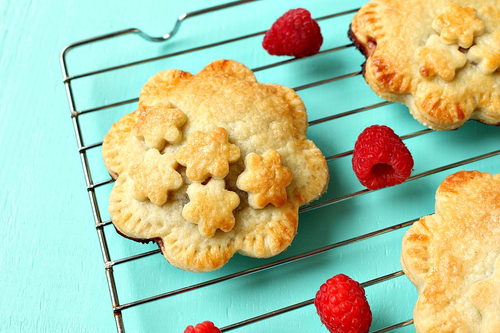 rasbperry hand pie Chocolate Raspberry Hand Pie - So easy, so delicious | www.danslelakehouse.com