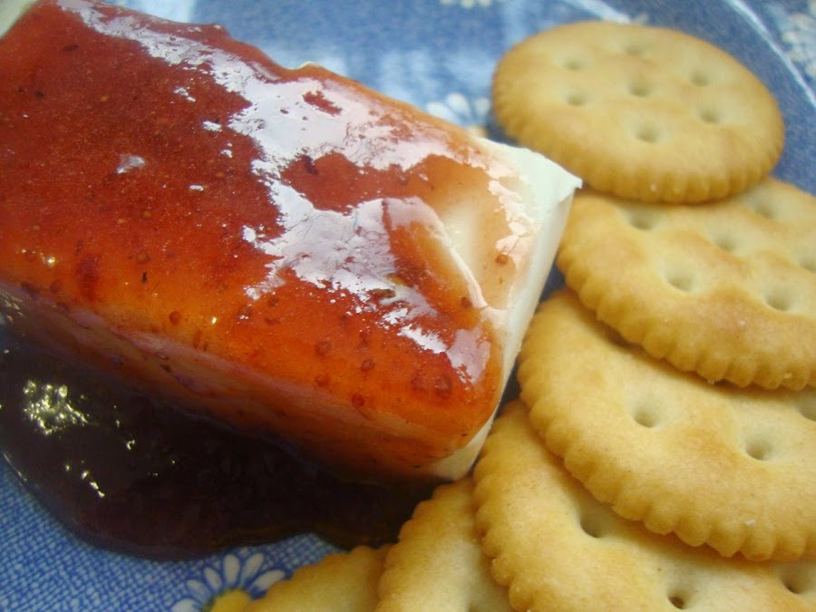 botana queso crema con fresas y chipotle