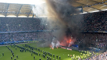 جماهير هامبورغ الألماني تحدث فوضى كبيرة بعد سقوط الفريق إلى الدرجة الثانية !!