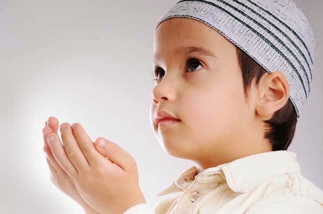 Gambar DP BBM Doa Islami Anak Laki-Laki Berdoa 