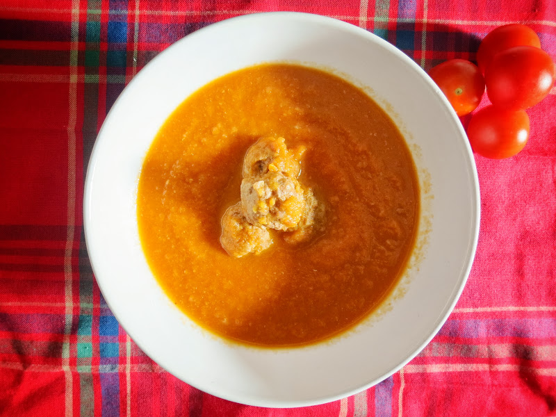 Sopa de tomate com almôndegas