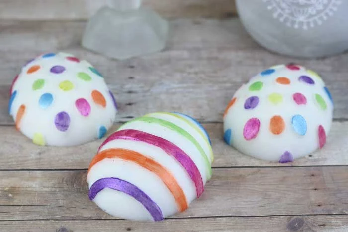 If you need soap making ideas, learn how to paint soap with mica powder and alcohol.  This siap making diy is easy with melt and pour soap. This DIY easter crafts is so cute!  Use an Easter egg mold to make soap and then paint it for a DIY easter ideas.  Making homemade soap like this is easy to do and doesn’t take long.  #diy #soap #easter