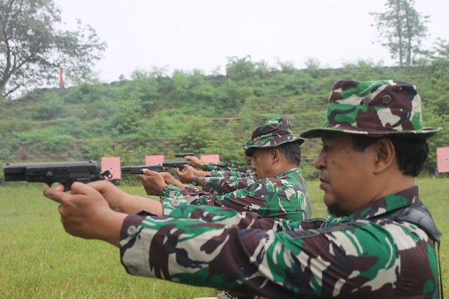 Pertajam naluri tempur Kodim srg latihan menembak