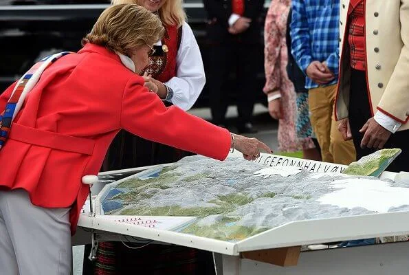 King Harald and Queen Sonja visited Jondal, Odda, Granvin, Ulvik and Askøy municipalities in Hordaland,with the Royal ship