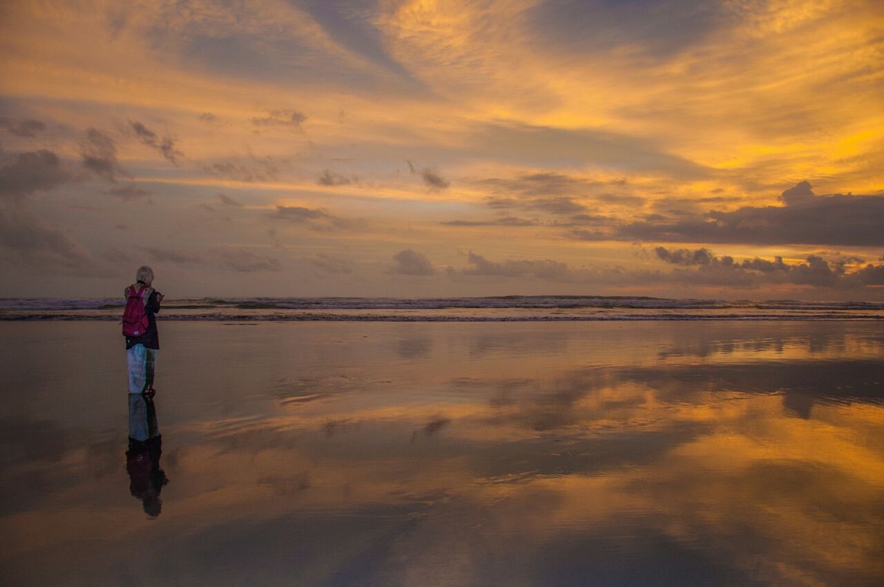 Dwi Susanti Menuju Relung Senja Di Langit Pantai Parangtritis