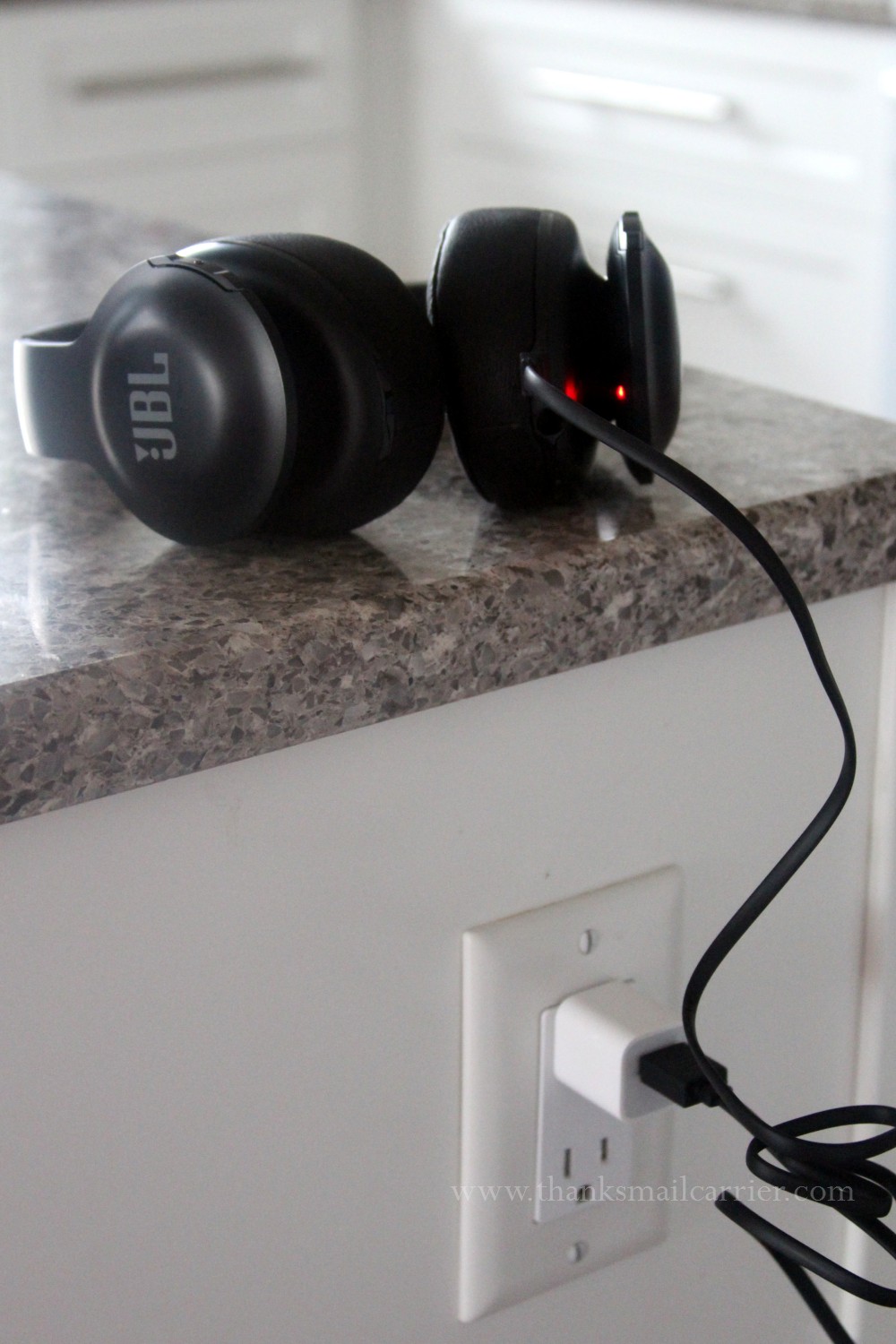 JBL Everest 700 charging