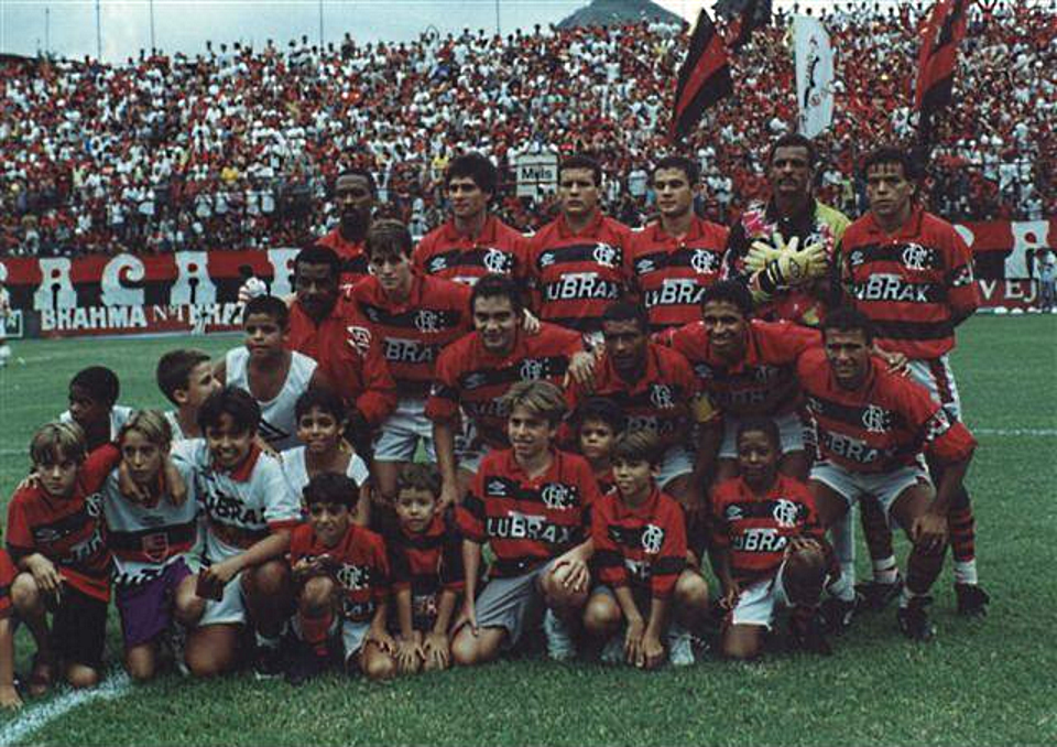 Jogador de futebol lesiona-se ao despejar o lixo de casa