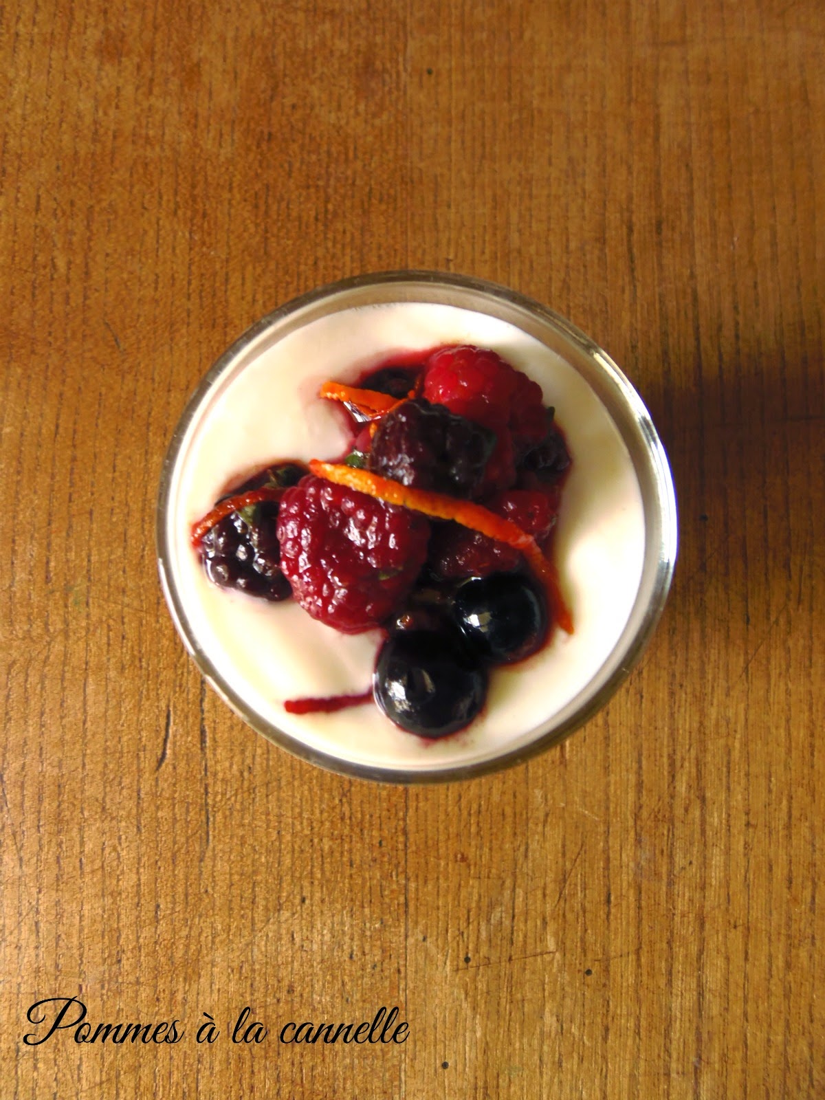 Pommes à la cannelle Parfait z mango i macerowanymi czerwonymi owocami