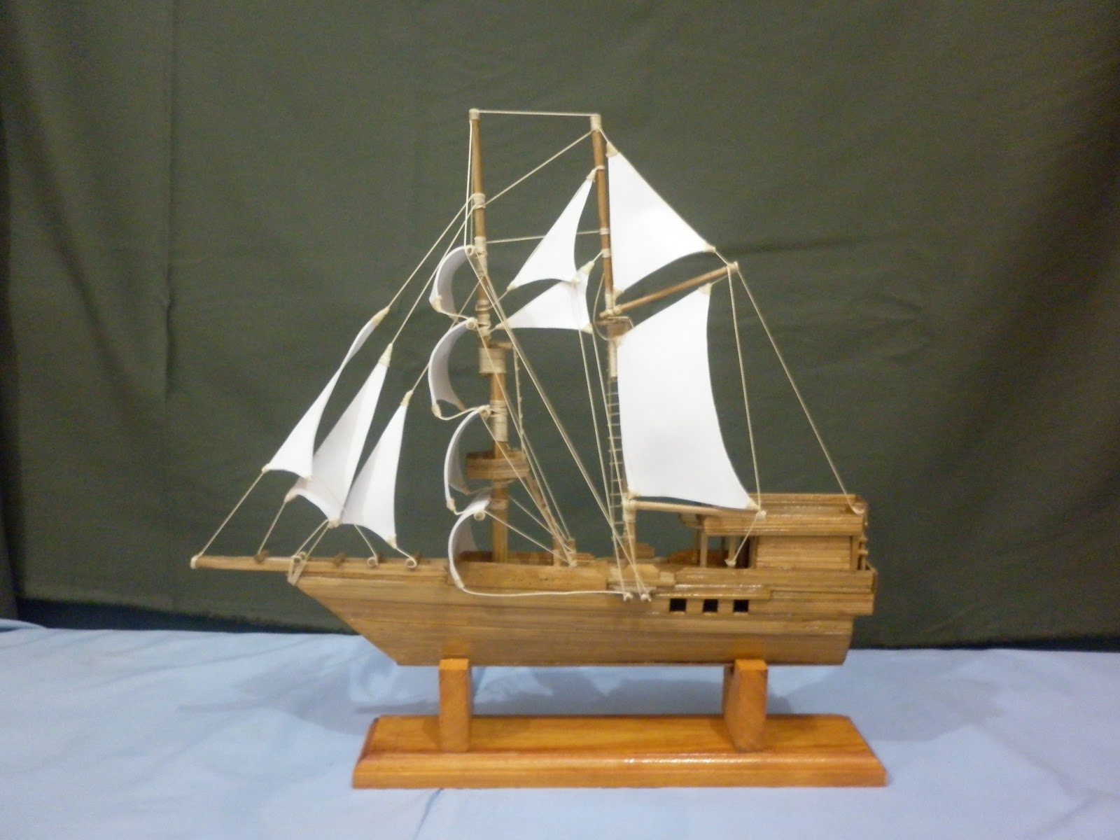 karya cah enom Kerajinan  miniatur  kapal dari  bambu 