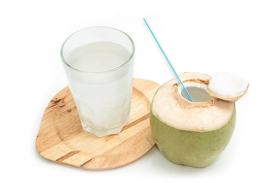 3 Benefícios Incrivelmente Saudáveis da Água de Coco