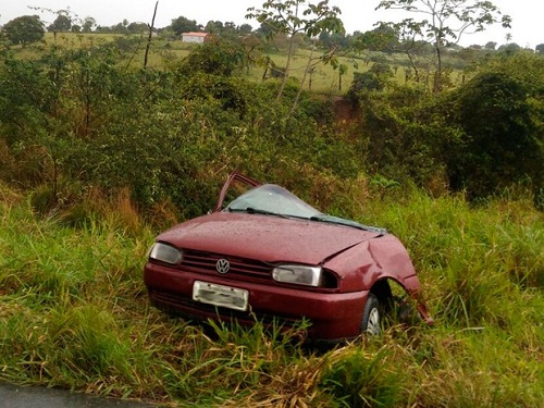 Carro parte ao meio após batida com carreta e motorista morre 5