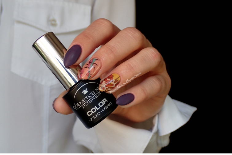 Manicure hybrydowy | Cosmetics Zone 217 Blueberry Jam | naklejki wodne | pop art Paznokcie pomalowałam lakierami hybrydowymi Cosmetics Zone. Jako bazę pod naklejki wodne wykorzystałam lakier w kolorze PST1 Malaga. Wolne od naklejek paznokcie pomalowałam natomiast kolorem 217 Blueberry Jam, który postanowiłam wykończyć matowym topem również od CZ. Jak Wam się podoba to zdobienie?