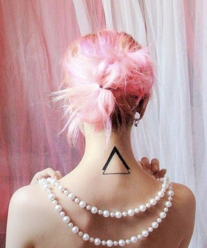 Triângulo geométrico pescoço tatuagem para as meninas