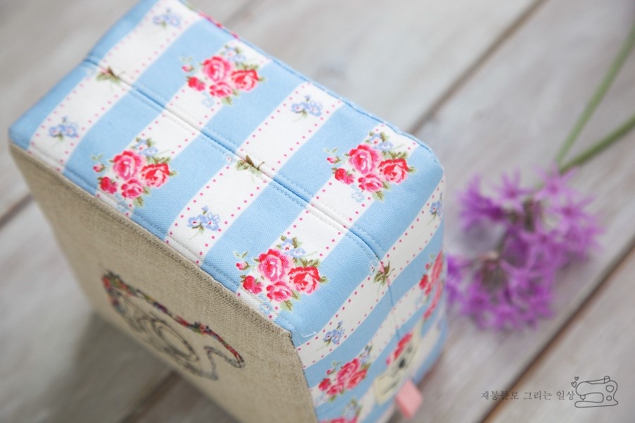 Easy Zippered Box Pouch. How to Sew DIY Photo Tutorial