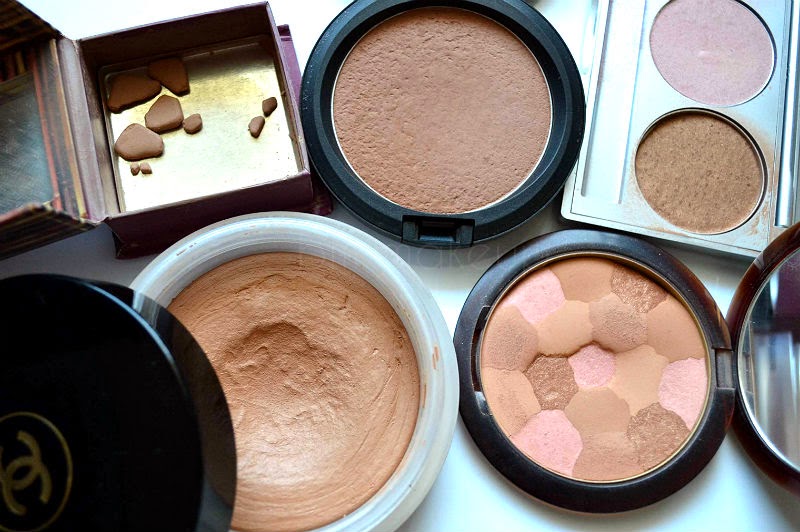 Swatche MAC bronzing powder (matte bronze) w zestawieniu z Benefit