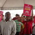 Sob protestos em Ceilândia, Rollemberg assina ordem de serviço para obras do Corredor Eixo-Oeste