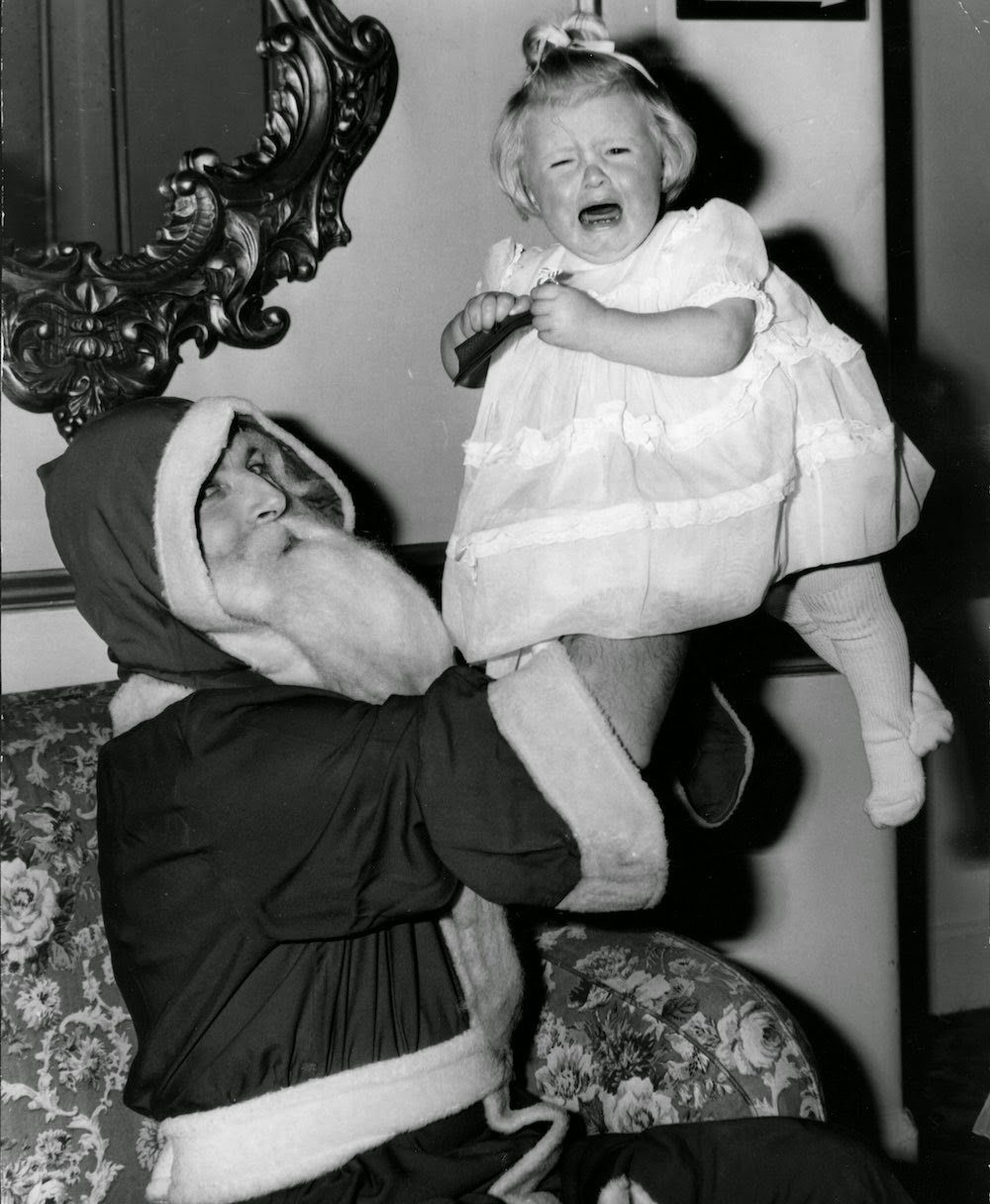 10 Funny Pictures of Santa Claus Brings Crying Children the Gift of