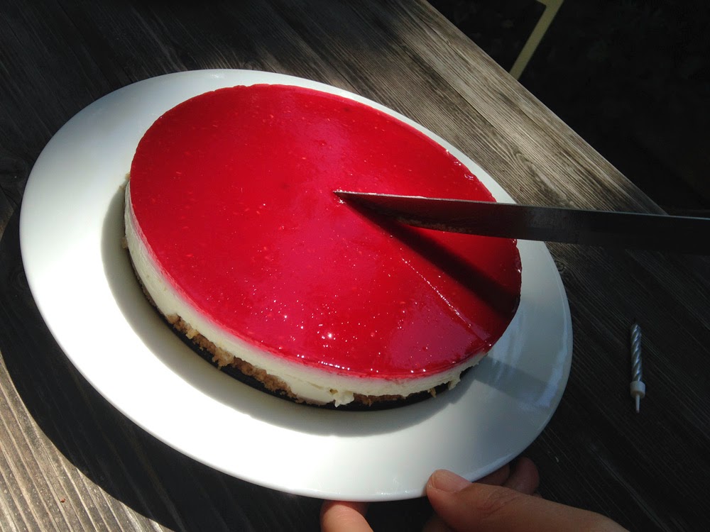 Krebsen und Aluette: Joghurttorte mit Himbeer-Maracuja-Spiegel Krebsen und Aluette: Joghurttorte mit Himbeer-Maracuja-Spiegel