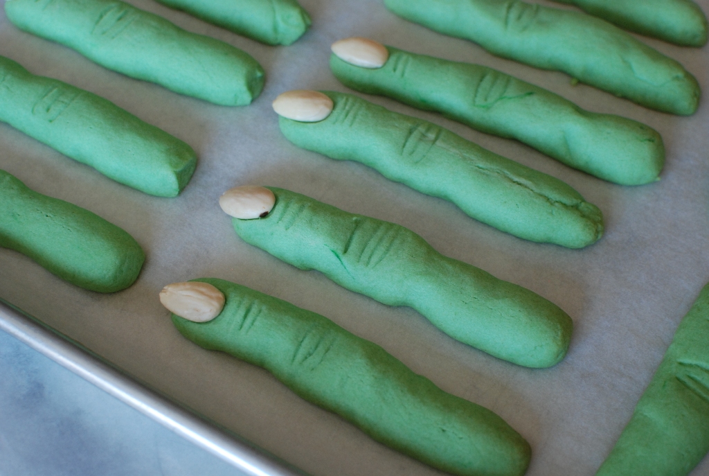 Ведьмины пальчики. Печенье Ведьмины пальчики на Хэллоуин. Печенье пальчики ведьмы.