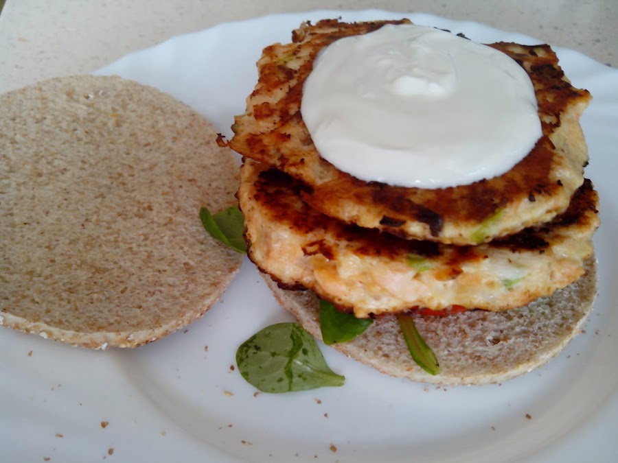 Imagen de la hamburguesa abierta con yogur griego