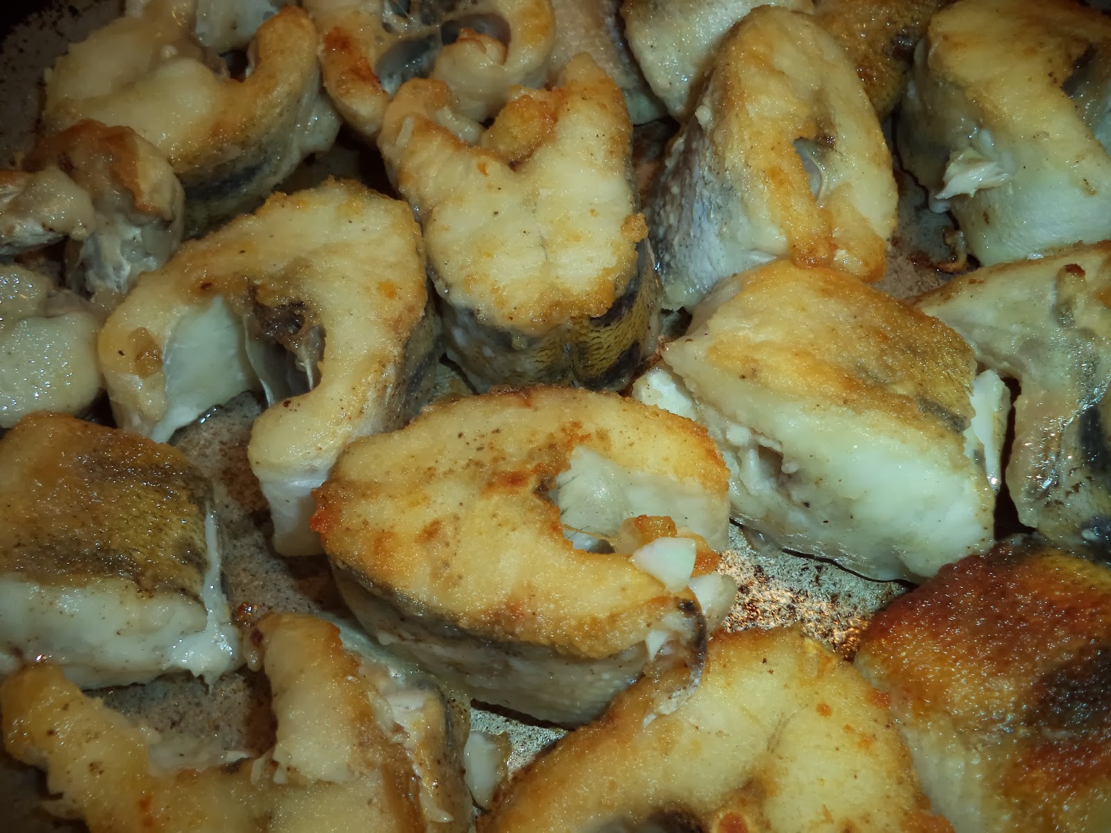 рыба жареная с луком. судак на сковороде. рыба жаренная по ленинградски с луком. рыба жареная с луком по-ленинградски. судак жареный на сковороде.