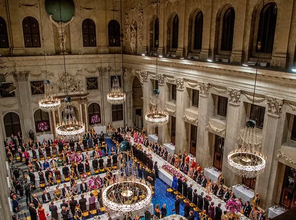 Queen Maxima wears the tiara Mellerio Rubies and wore Jan Taminiau Gown. Queen Mathilde wearing a new powder pink gown with long sleeves by Pierre Gauthier. Princess Beatrix wears Diamond Bandeau tiara. Jewelry Princess Margriet, Princess Laurentien wearing a dark brown dress Talbot Runhof.