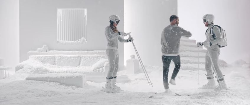 Modello e modella Enel Energia pubblicità con neve e sci con Foto - Testimonial Spot Pubblicitario Enel Energia 2016